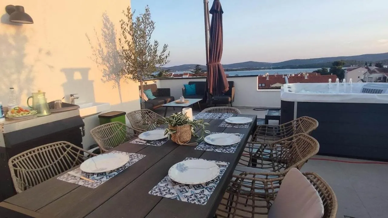 Penthouse Aurelia, Rooftop Terrace & Jacuzzi Turanj